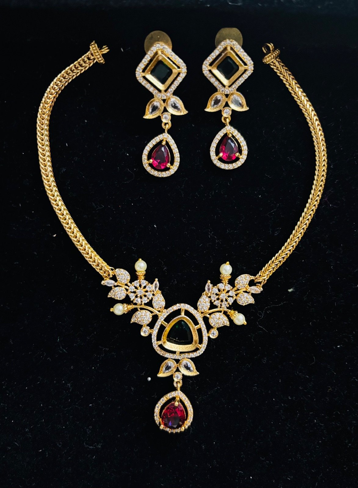 Light weighted Gold Finishing Jewelry Set with Earrings