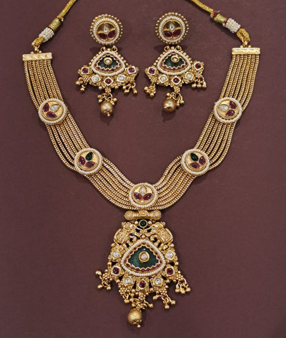 Kundan Jewelry Set with Intricate Detailing