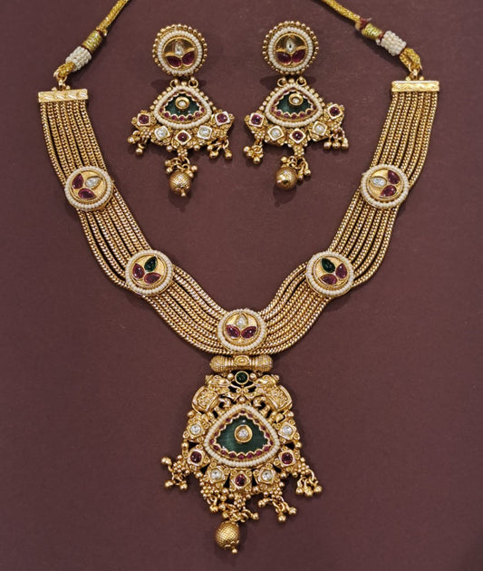 Kundan Jewelry Set with Intricate Detailing
