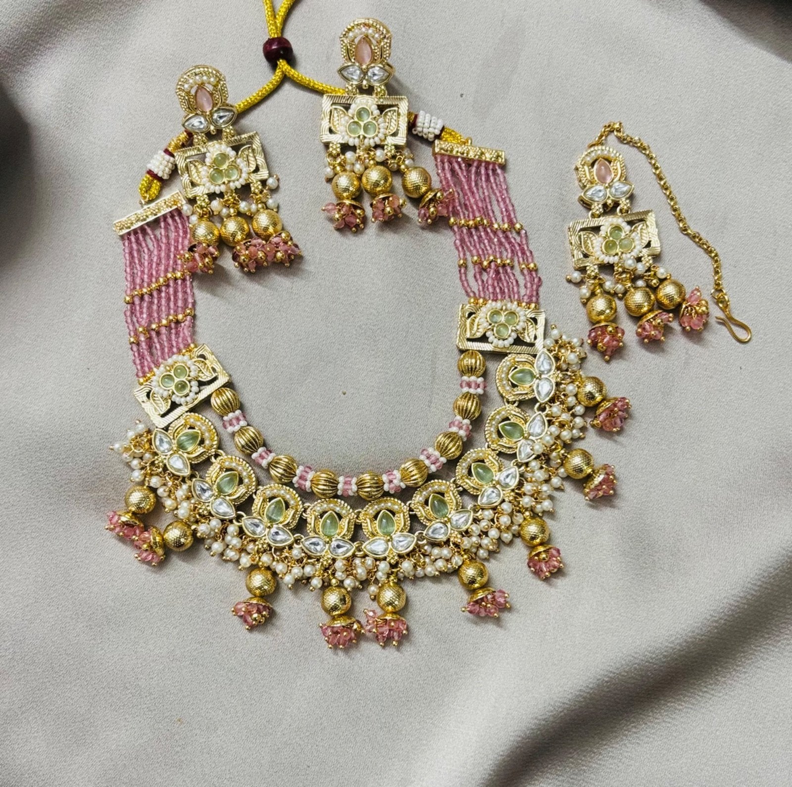 Elegant Kundan Jewelry Set with Beaded Detailing
