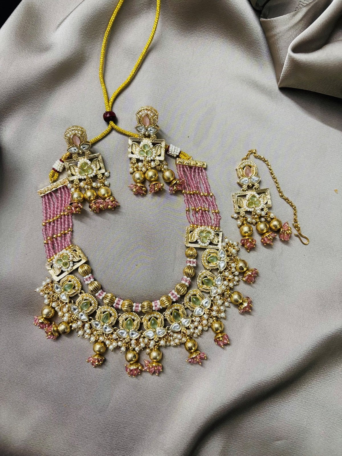 Elegant Kundan Jewelry Set with Beaded Detailing