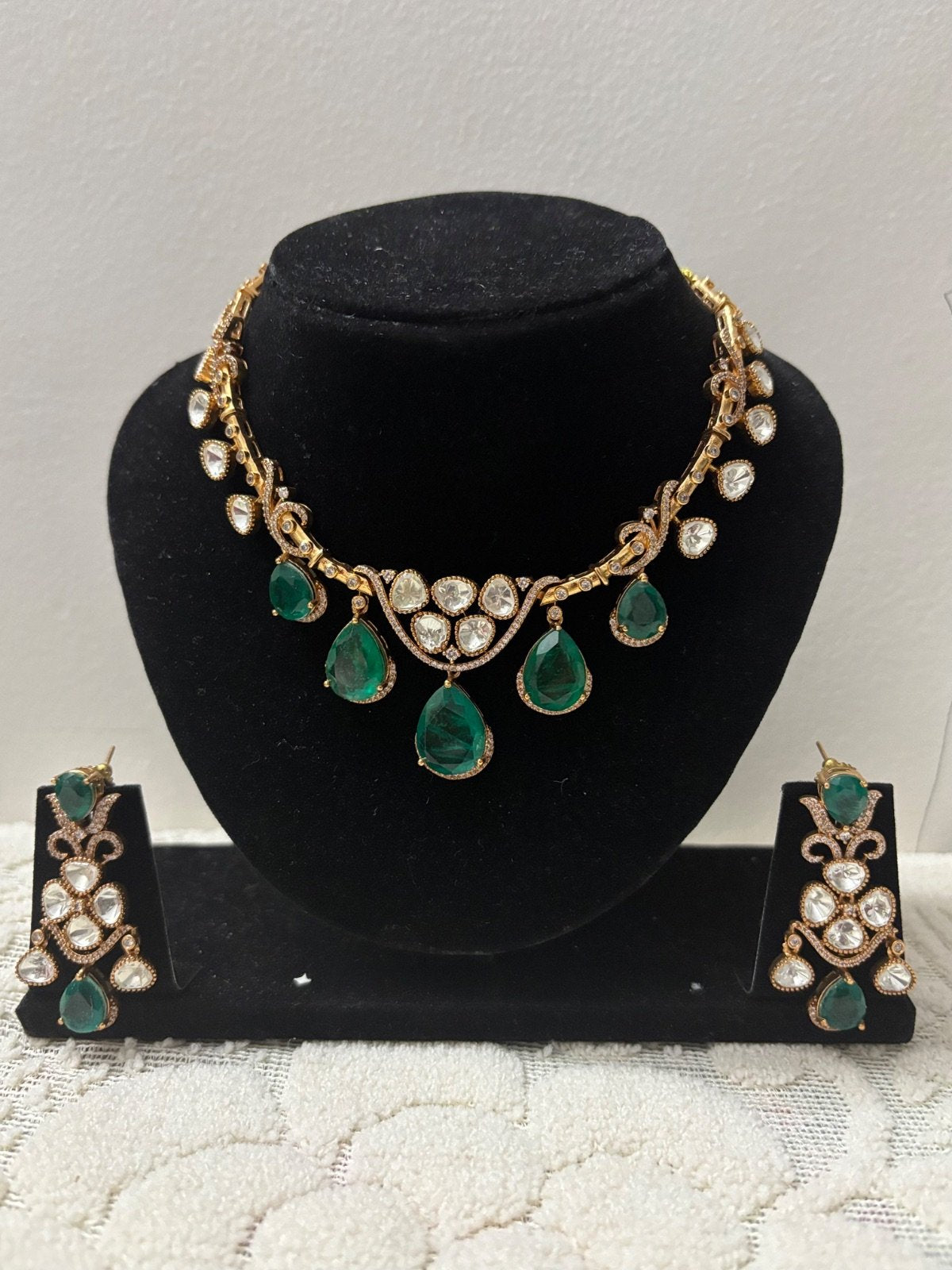 Elegant Green and White Jewelry Set