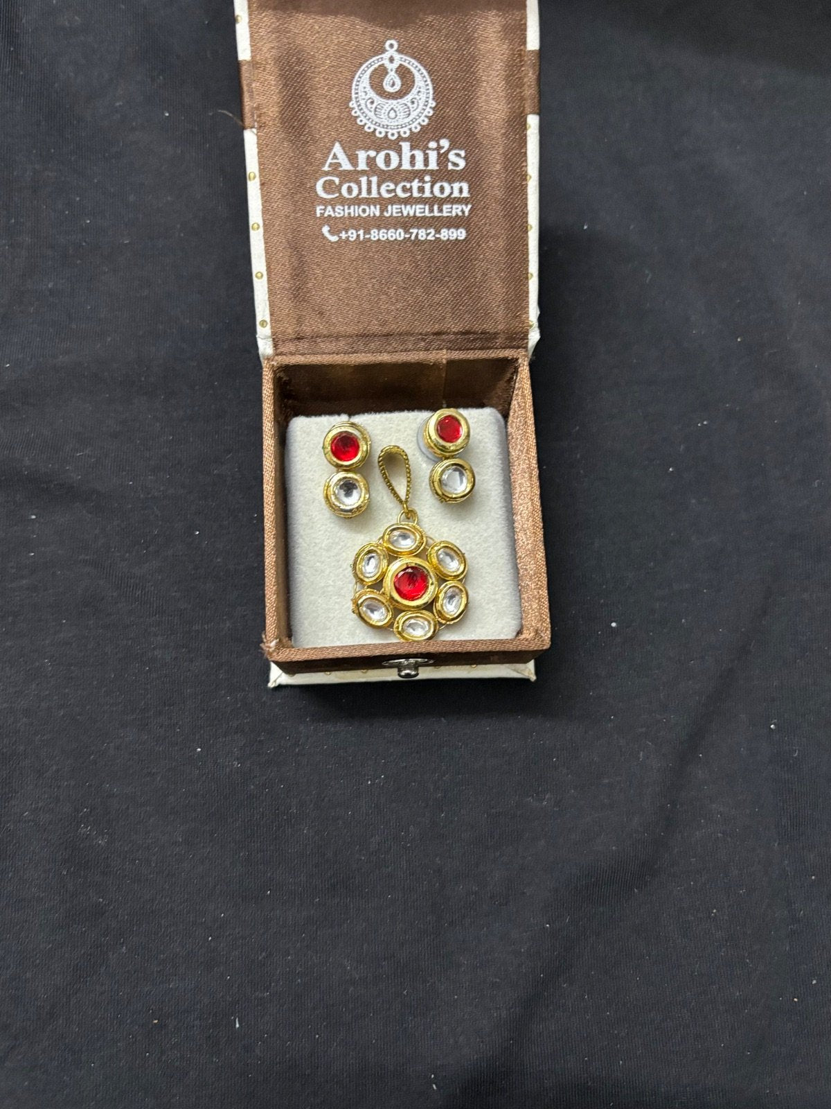 Elegant Kundan Pendant and Earring Set