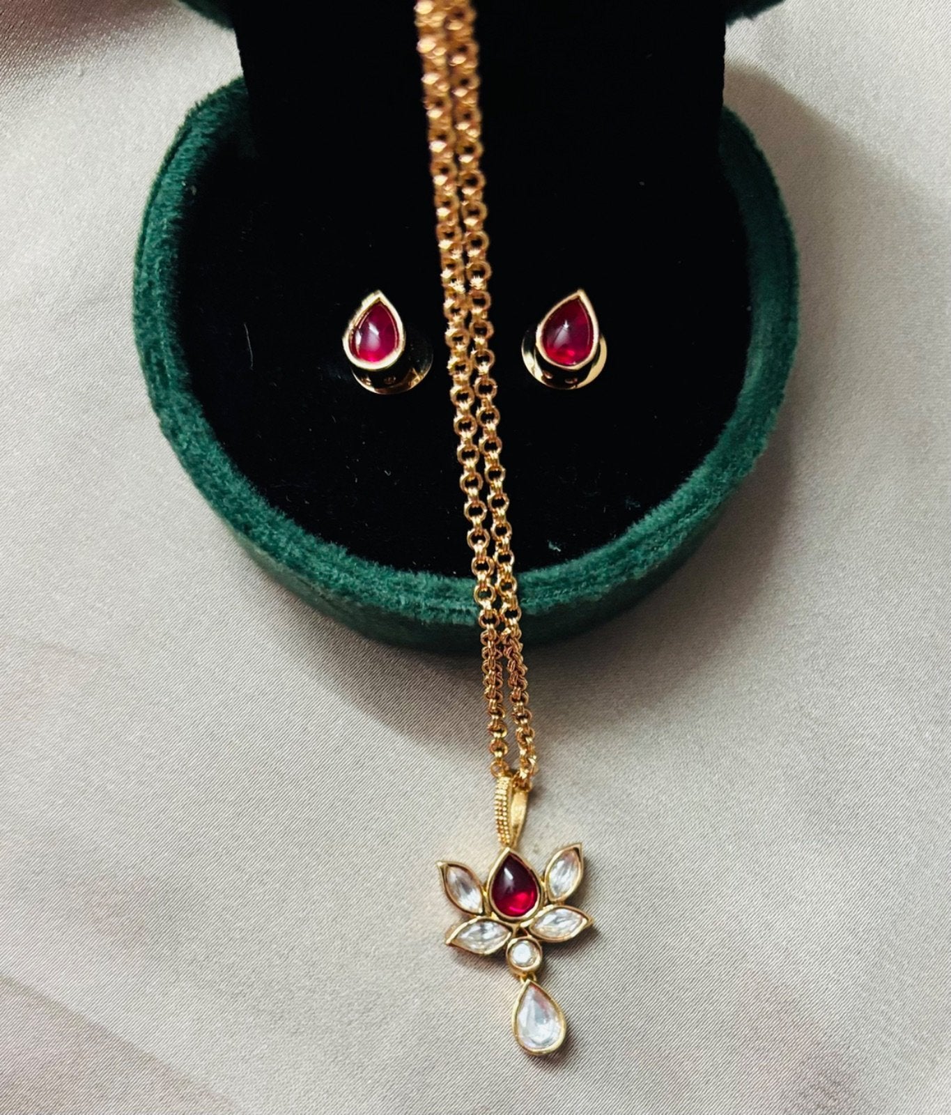 Moissanite & Rubi coloured Kundan Pendant Jewelry Set