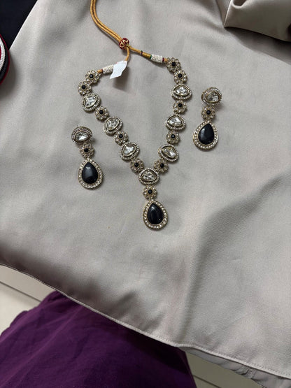 Elegant Kundan Jewelry Set with Black Stone Accents