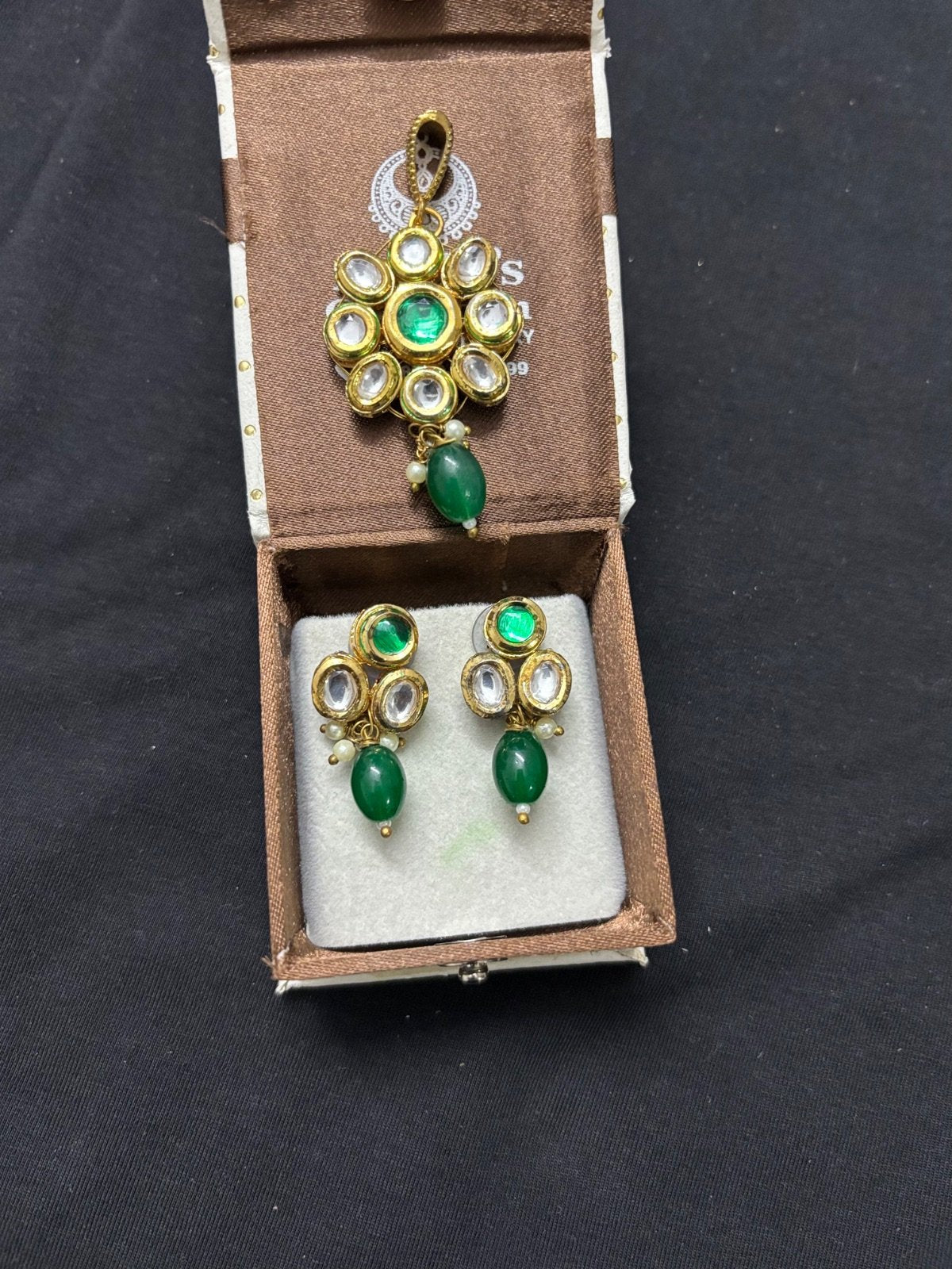 Elegant Kundan Pendant and Earring Set