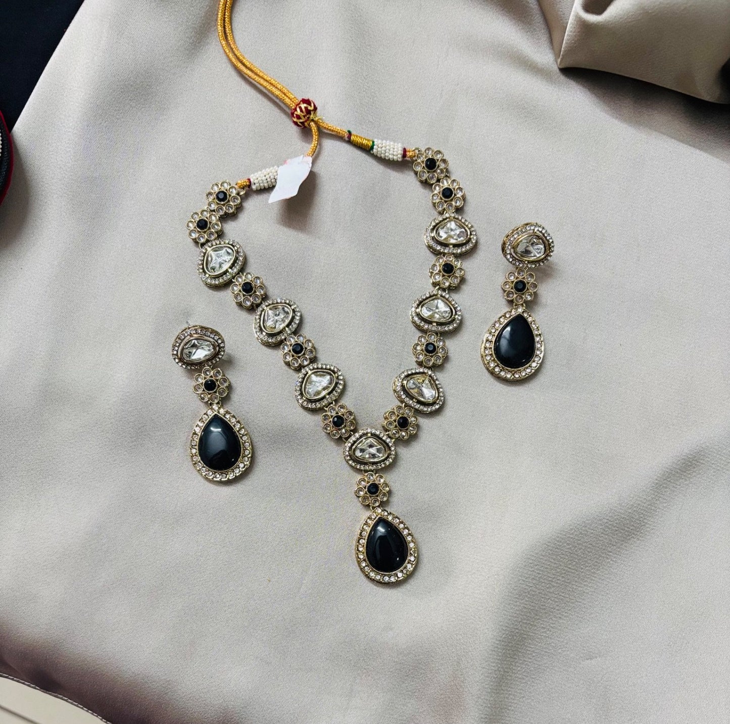 Elegant Kundan Jewelry Set with Black Stone Accents