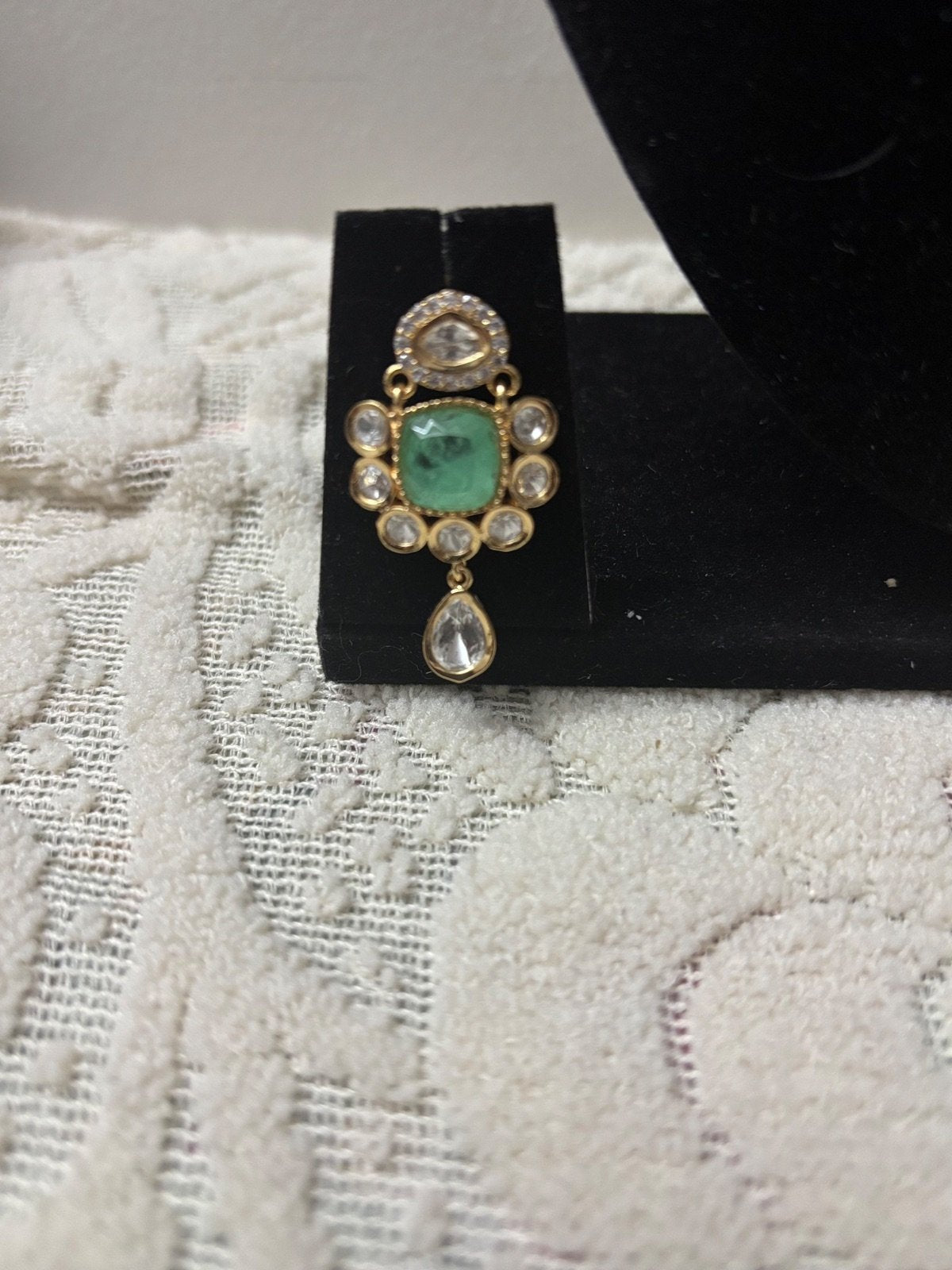 Elegant Kundan Jewelry Set with Green Accents